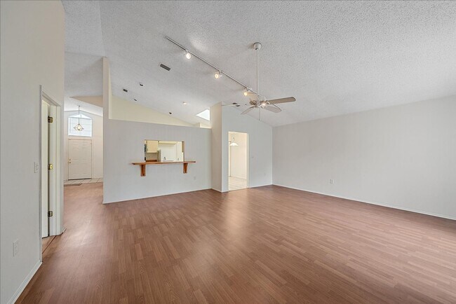 Building Photo - Annual 3 bed 2 bath house with a garage av...