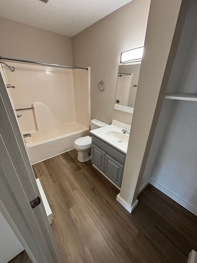 Building Photo - Two bedroom one bath apartment