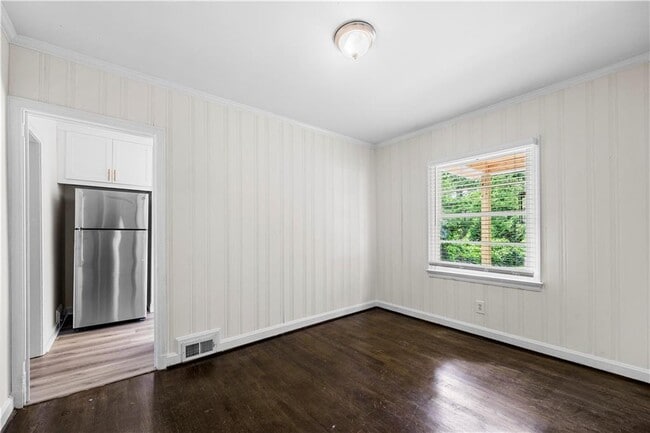 Building Photo - 990 Lindridge Dr NE