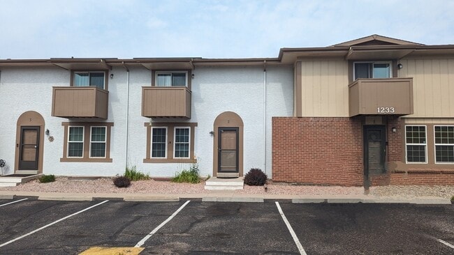 Building Photo - 1233 Willow Bend C