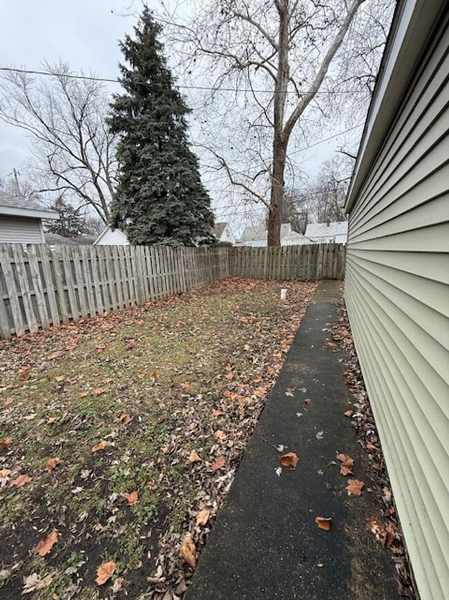 Building Photo - 2662 S 7th St