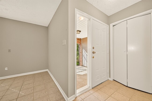 Building Photo - 9022 Wilcrest Dr