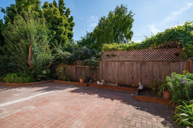 Building Photo - Spacious Two Story Albany Home Two Blocks ...