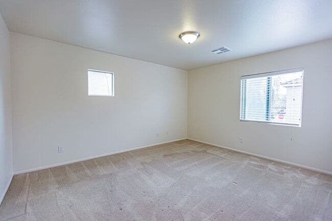 Building Photo - 4 Bedroom home located in Mountain's Edge