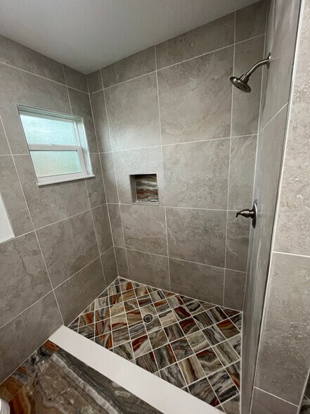 Building Photo - 957 Lewis Dr