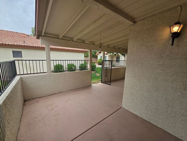 Building Photo - 1120 N Val Vista Dr