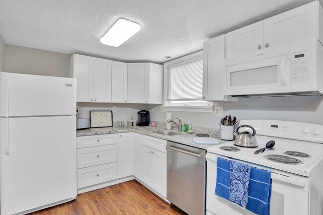 Building Photo - 14 Jones Ave