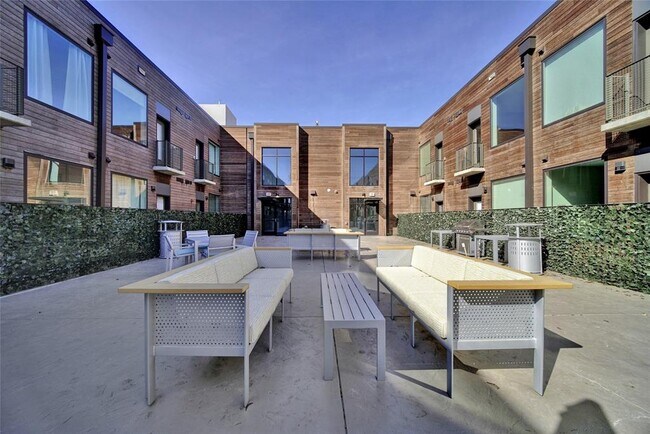Building Photo - 1800 E 4th St