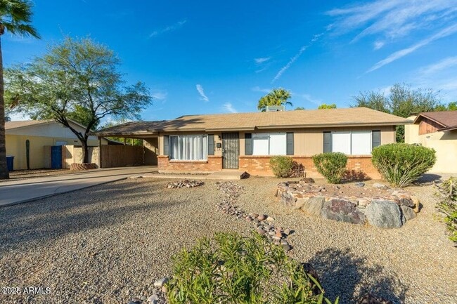 Building Photo - 2806 S Cottonwood Dr