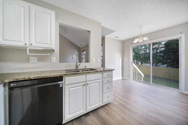 Building Photo - Lovely 3 Bed 2 Bath Home in Indian Trail o...