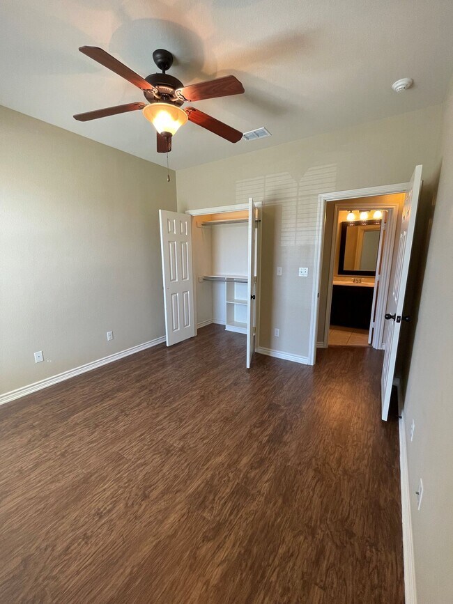Building Photo - Gorgeous 3-bed/1-bath with garage!