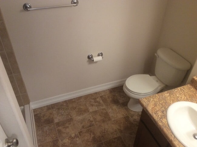 Building Photo - 5 BEDROOM, 4 BATHROOM TOWNHOUSE WITH 2 CAR...
