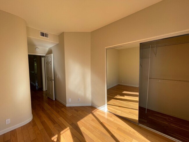 Building Photo - 450 Navaro Way