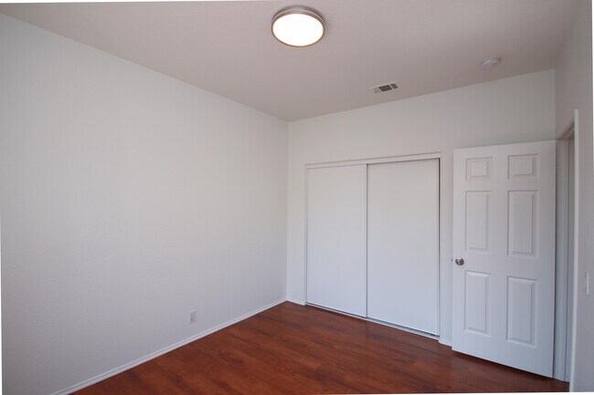 Building Photo - 1100 Rosewalk Way