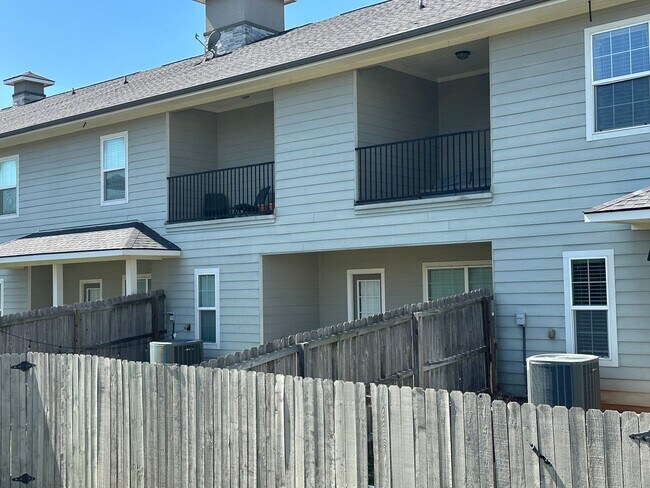 Building Photo - College Station - 3 Bedroom - 2.5 Bath - 2 car garage - fenced in back yard - Near Rock Prairie