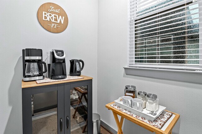 Building Photo - 829 Emile St