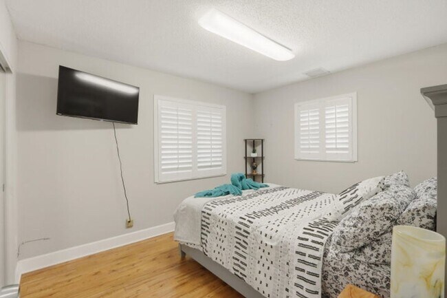 Building Photo - 1905 Meadow Ct