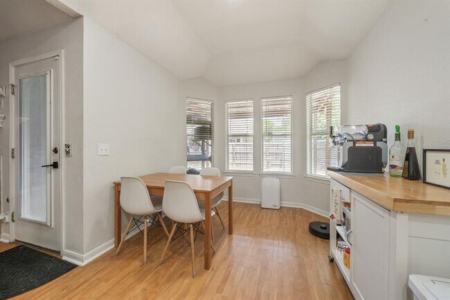 Building Photo - 301 Zebra Dr