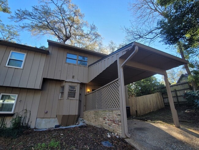 Building Photo - MIDTOWN 2/2.5 w/ Large Fenced Yard, Deck, Washer/Dryer, & Huge Bedrooms! Avail NOW for $1495/month!