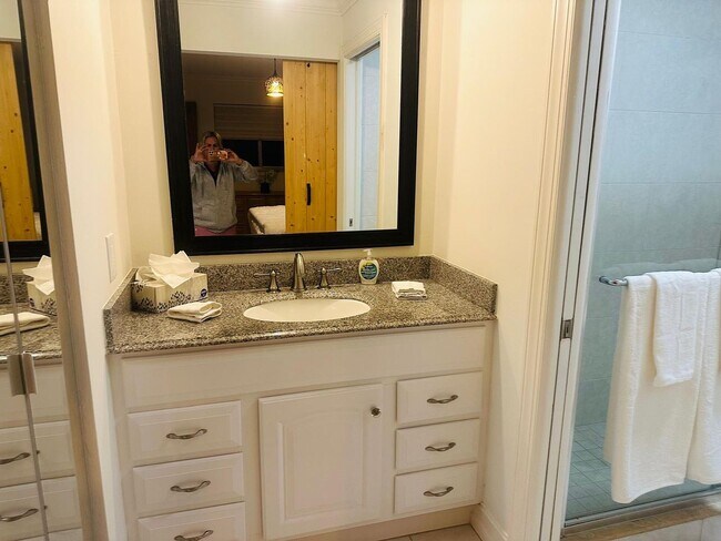 Building Photo - 1337 Center Ln