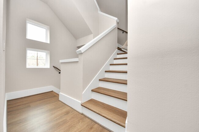 Building Photo - 783 Mansfield St