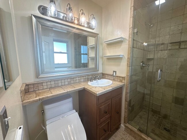 Building Photo - Beautiful 2-story pool home