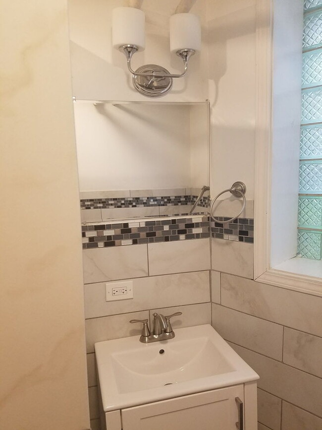 Building Photo - 4207 N Sawyer Ave