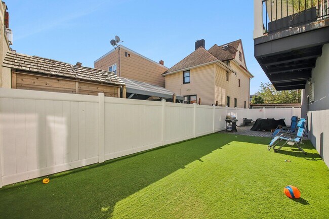 Building Photo - 306 New York Ave