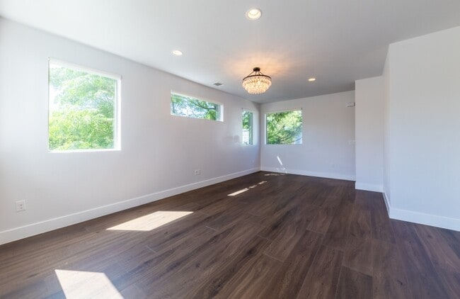 Building Photo - 2014 E 9th St