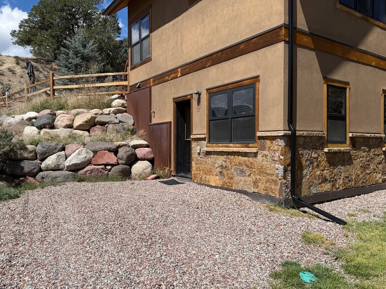 private entrance and driveway - 107 Pinyon Mesa Dr