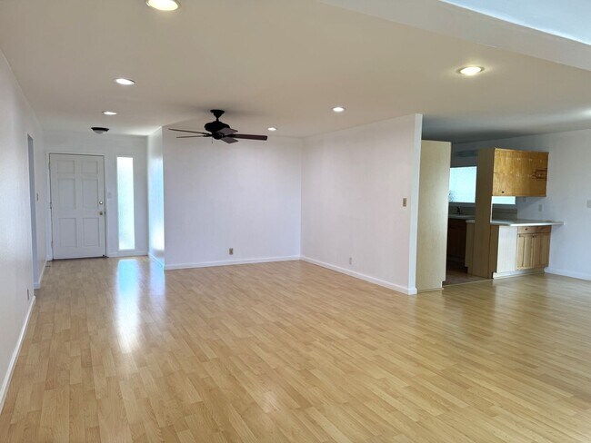 Building Photo - Newtown - Renovated 3 bedroom, 2 bath sing...