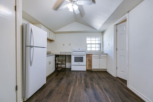 Building Photo - NOW AVAILABLE!!! Updated 2 bedroom 1 bath ...
