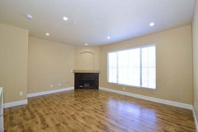 Building Photo - SPECIOUS 2 BED 2 BATH CONDO WITH ATTACHED ...