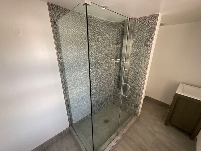 Building Photo - 624 Catharine Street