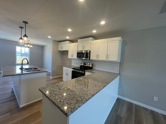 Building Photo - 692 N Jozlynn Ave