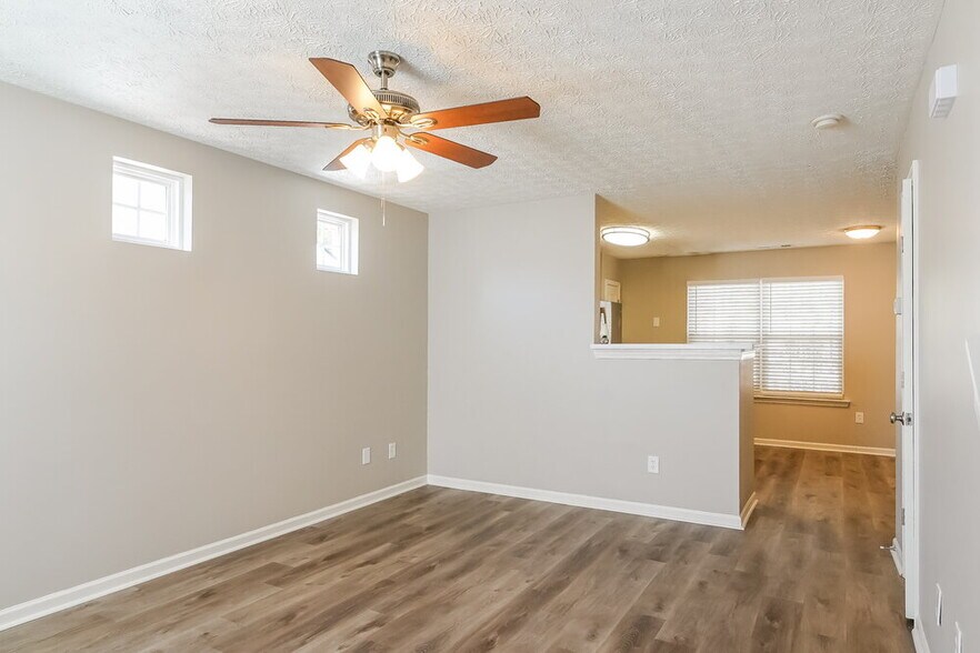 Building Photo - 207 Oak Grove Ln