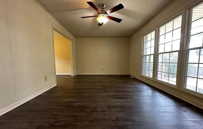 Building Photo - Spacious Brick split-level  home