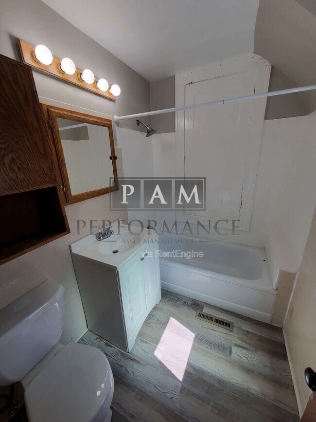 Building Photo - 1120 S 56th St