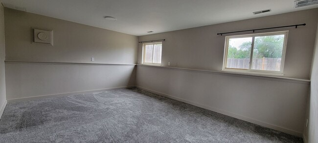 Building Photo - 3 Bedroom 1.5 Bathroom Home