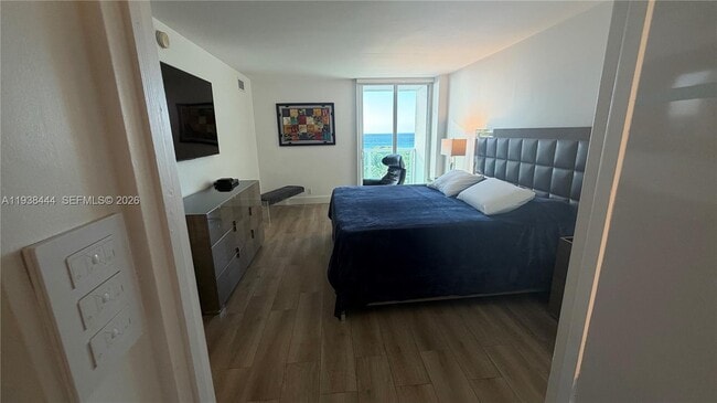 Building Photo - 100 Bayview Dr