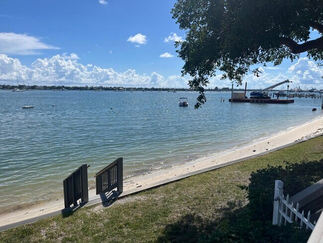 Building Photo - 5600 N Flagler Dr