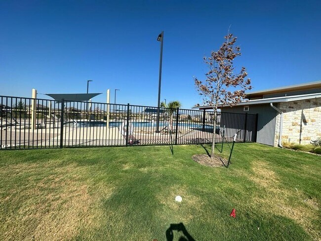 Building Photo - 519 Vantage Dr