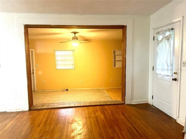 Building Photo - 112 Dahlia Dr