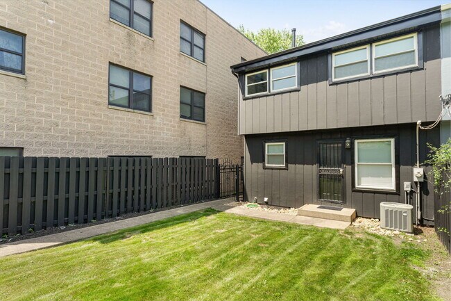 Building Photo - 6523 S Ellis Ave