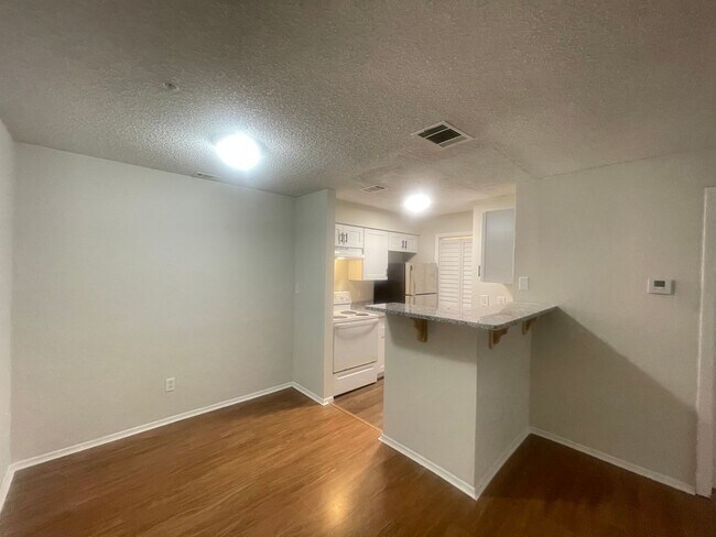 Building Photo - 1 Bed / 1 Bath Condo in Gated Comm. In Alt...