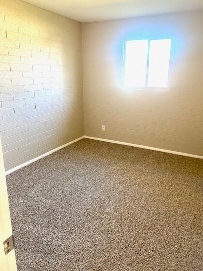 Building Photo - Great 4 Bedroom Home, Location, location!