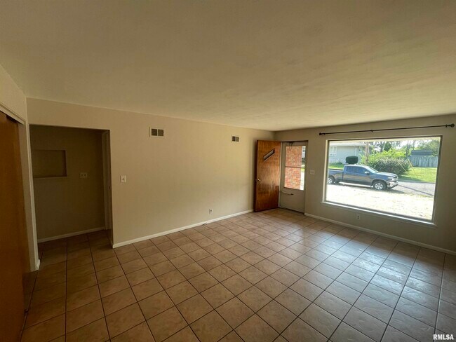 Building Photo - 216 Westshore Dr