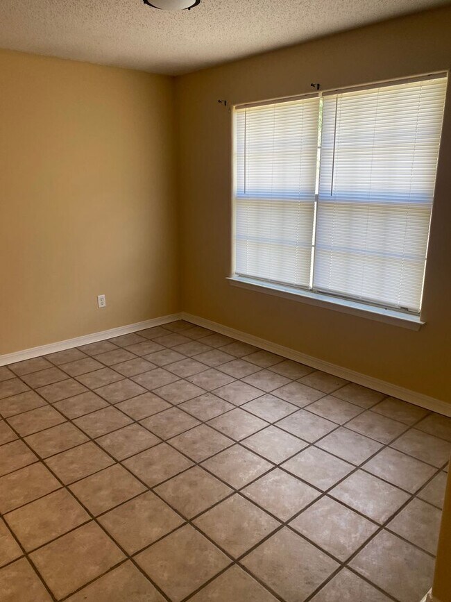 Building Photo - Contact Peggy 501 676 1758