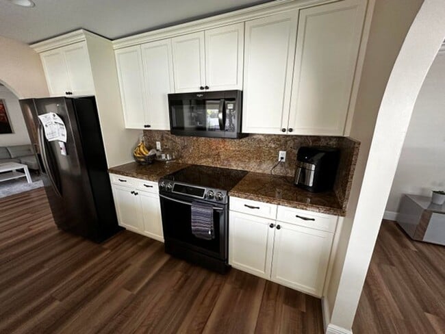 Building Photo - 6860 Calle Del Paz S