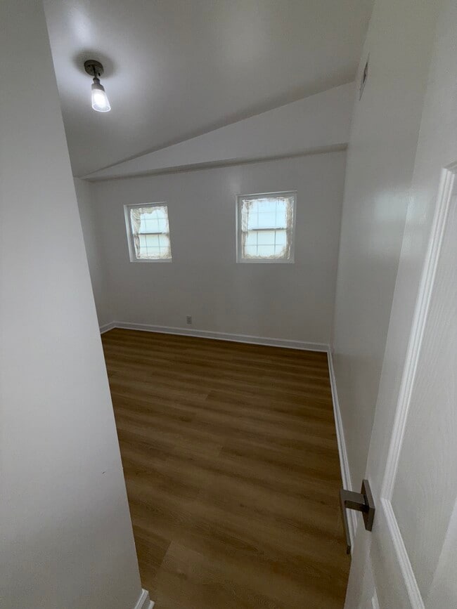 Building Photo - 744 E 48th Pl